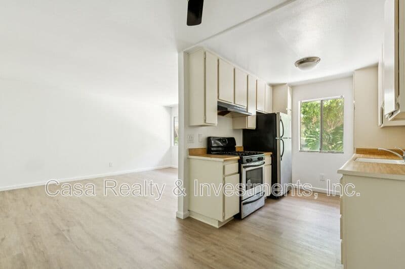 Panorama City House: 8800 Cedros Ave