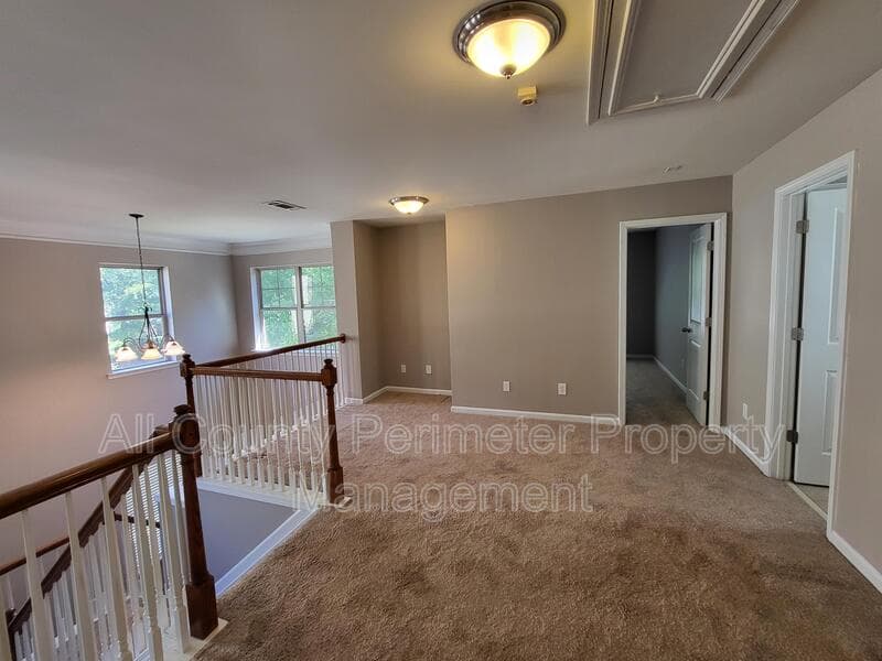 Acworth House: 915 Silver Lake Dr