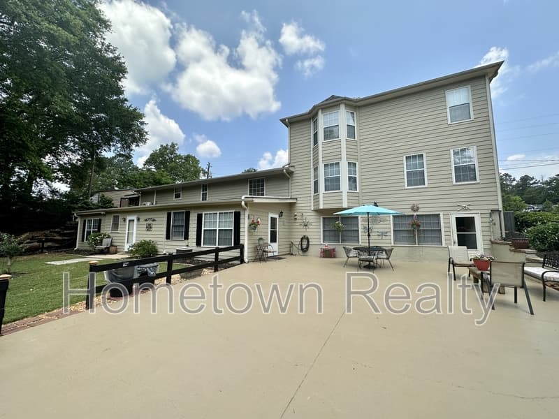 McDonough House: 20 Coffey Lane