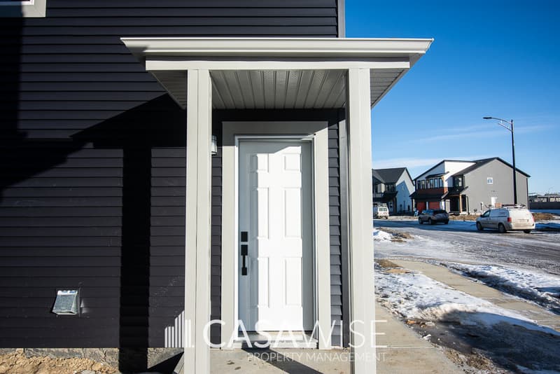Edmonton House: 1527G Plum Circle SW