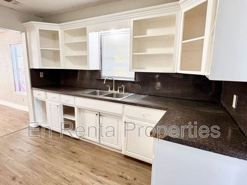 Ft Worth House: 716 W Broadus Ave.