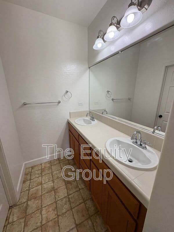 Visalia House: 3116 W Buena Vista
