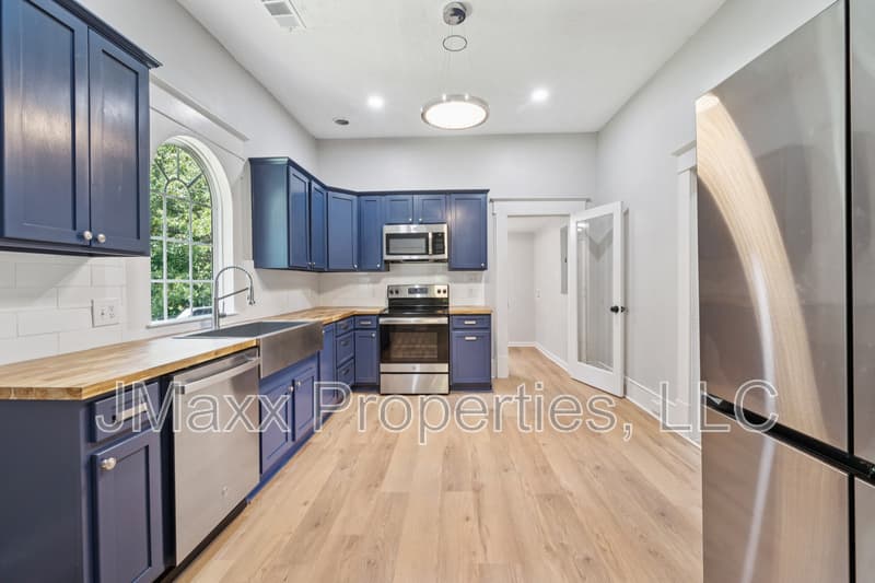 Atlanta House: 1838 Moore St NW