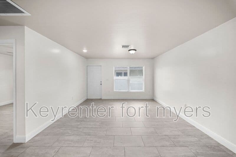 Fort Myers House: 2405 MAPLE AVE