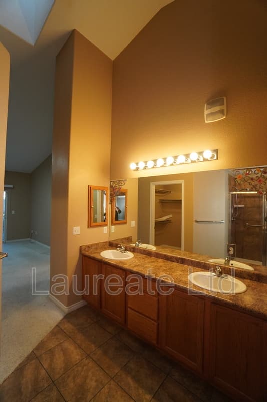 Aurora House: 3036 S Waco Ct
