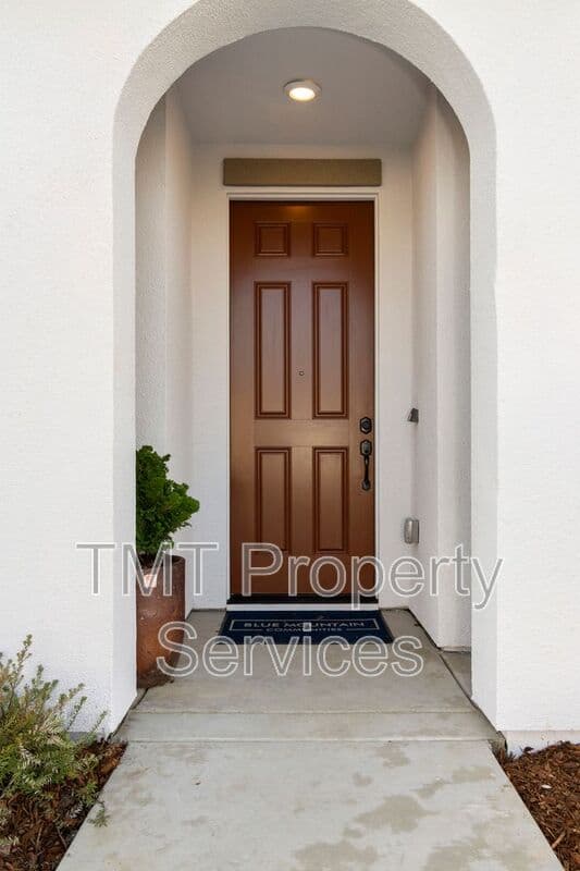 Sacramento Townhome: 23 Advantage Court