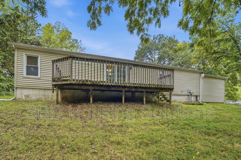 Blue Springs House: 104 N Countryside Ln