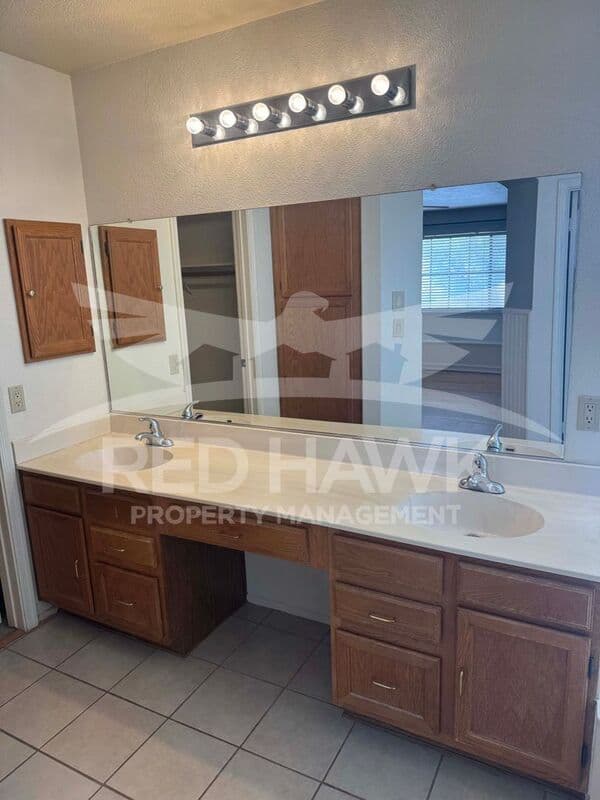 Tempe House: 25 W La Vieve Ln