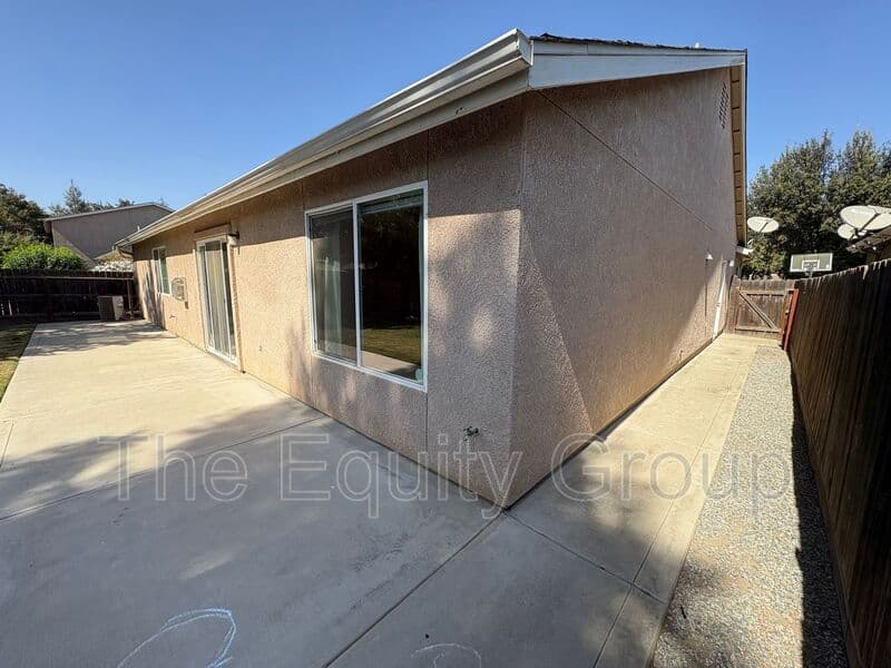 Visalia House: 2967 West Jerome Ave