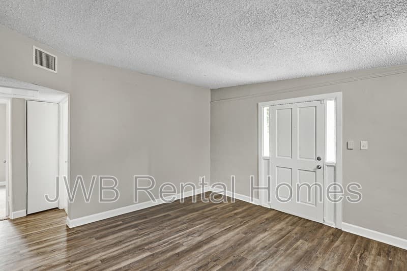 Jacksonville House: 10517 Ashby Rd