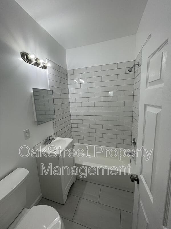 Deepwater House: 595 North Broadway