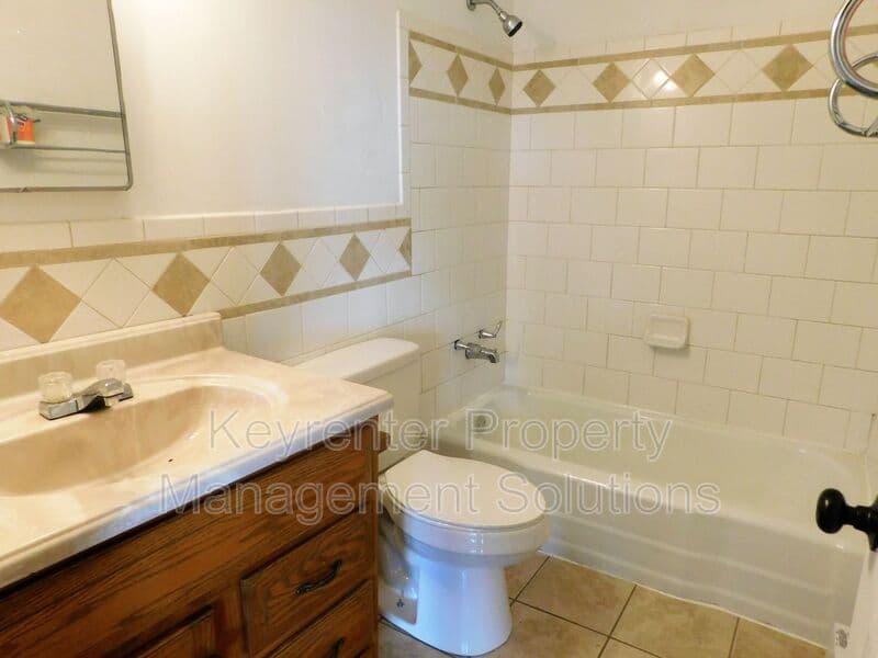 Staunton House: 1008 Perry St