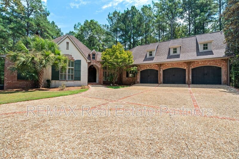 Sumrall House: 107 Raybourn Rd
