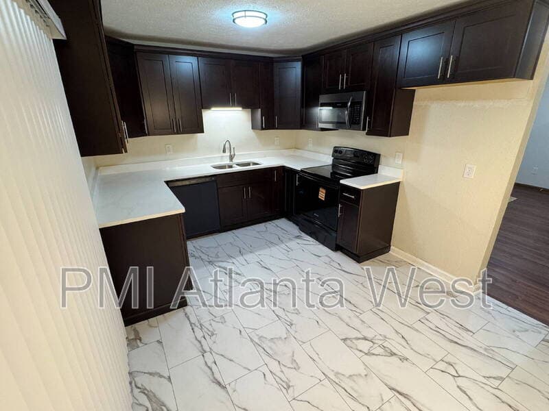 Smyrna Condo: 2134 Valley Oak Dr SE