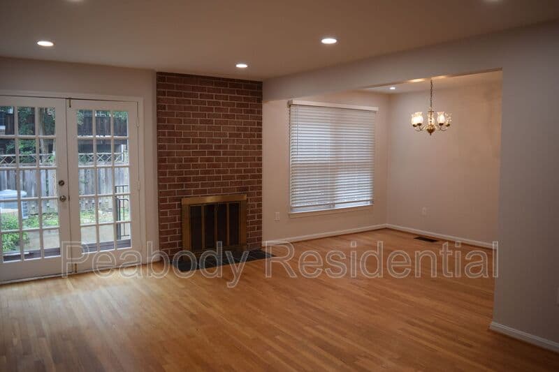 Alexandria House: 1013 N Vail St