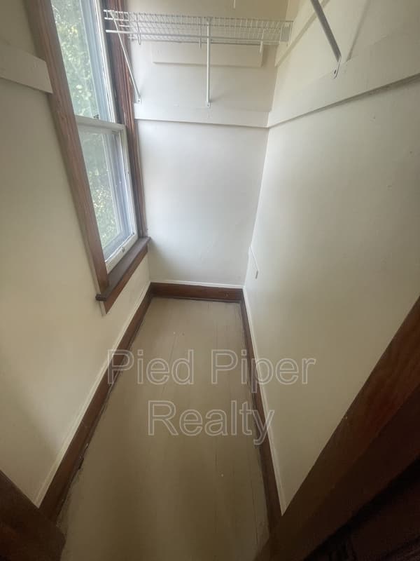 Freeport House: 943 S Galena Ave