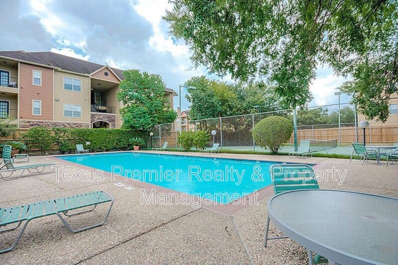 Houston Condo: 10811 Richmond Ave