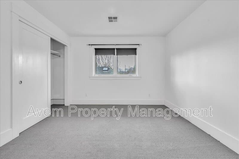 Portland House: 3431 SE Caruthers St