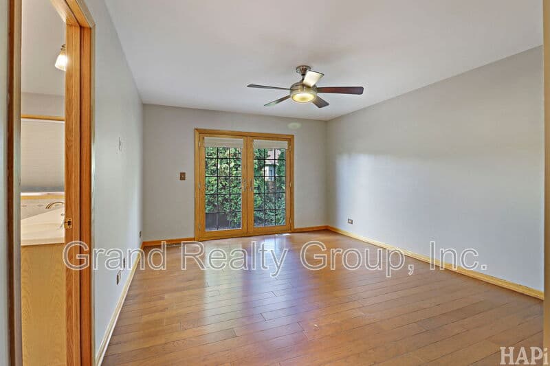 Lake Villa House: 128 Juniper Court