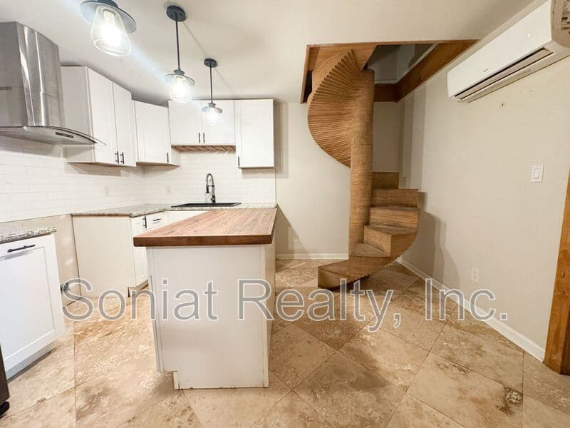 New Orleans House: 3216 Banks St.