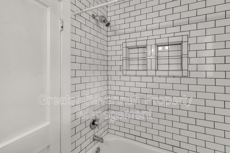 Savannah House: 916 East 35th Street