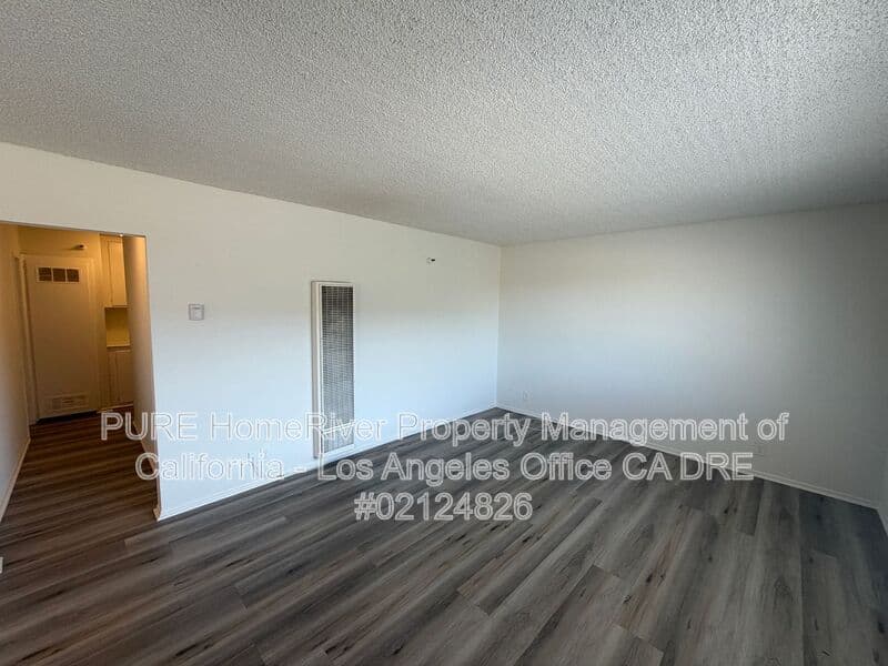 Hawthorne House: 13707 Yukon Ave
