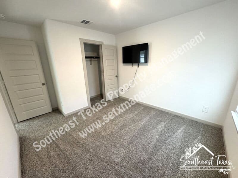Anahuac House: 111 Lakeway Circle