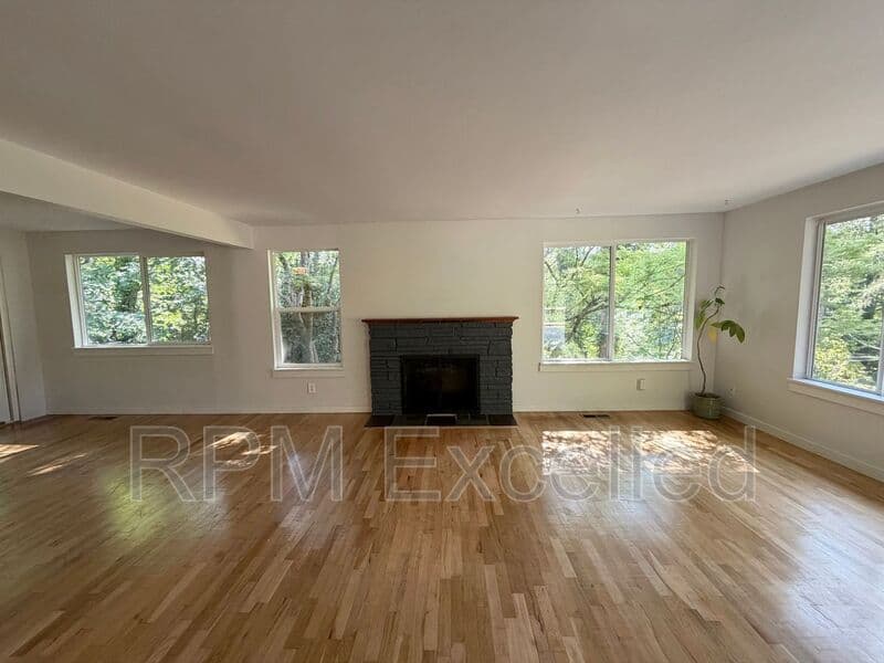 Kent House: 24625 148th Ave SE