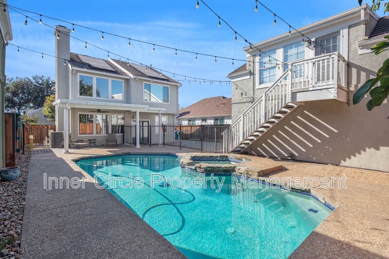 Brentwood House: 342 Chaucer Drive