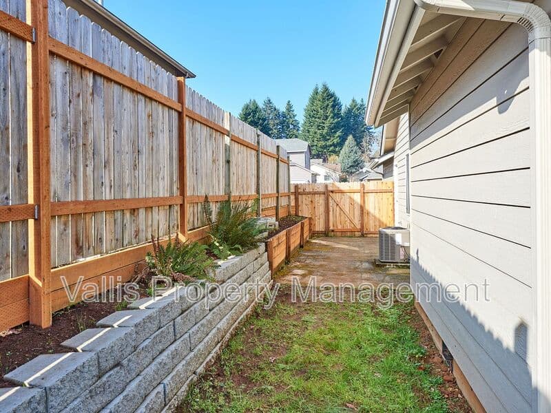 Salem House: 5877 Cobalt Loop Southeast