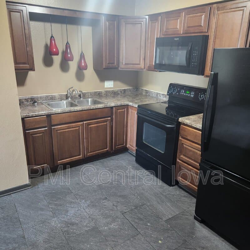Waukee Condo: 450 Laurel St