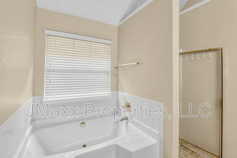 Lithonia House: 1560 Rogers Crossing Dr