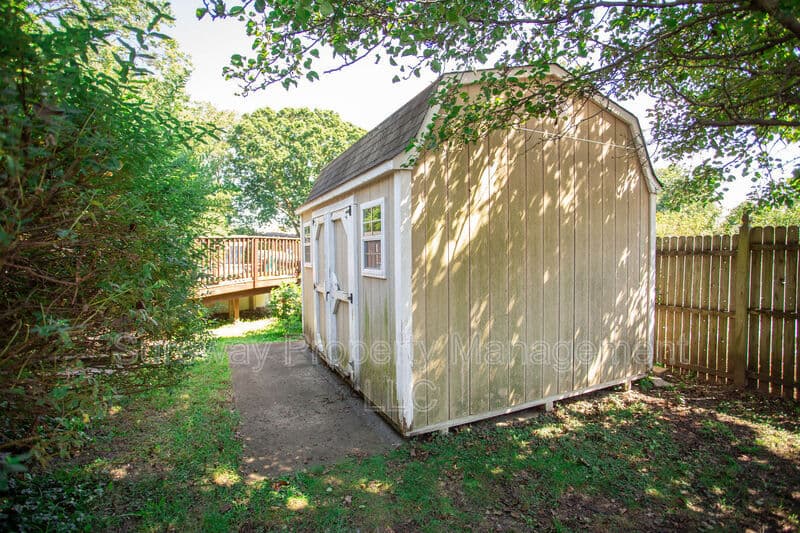 Magnolia House: 417 N Warwick Rd