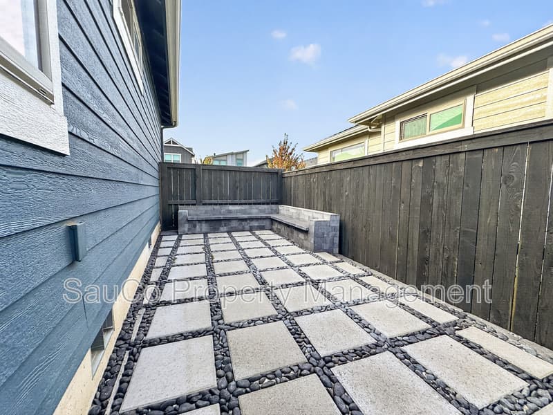 Hillsboro House: 8063 Southeast Reddington Street