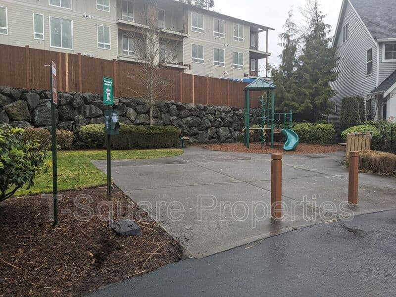 Everett House: 216 126th St SE B