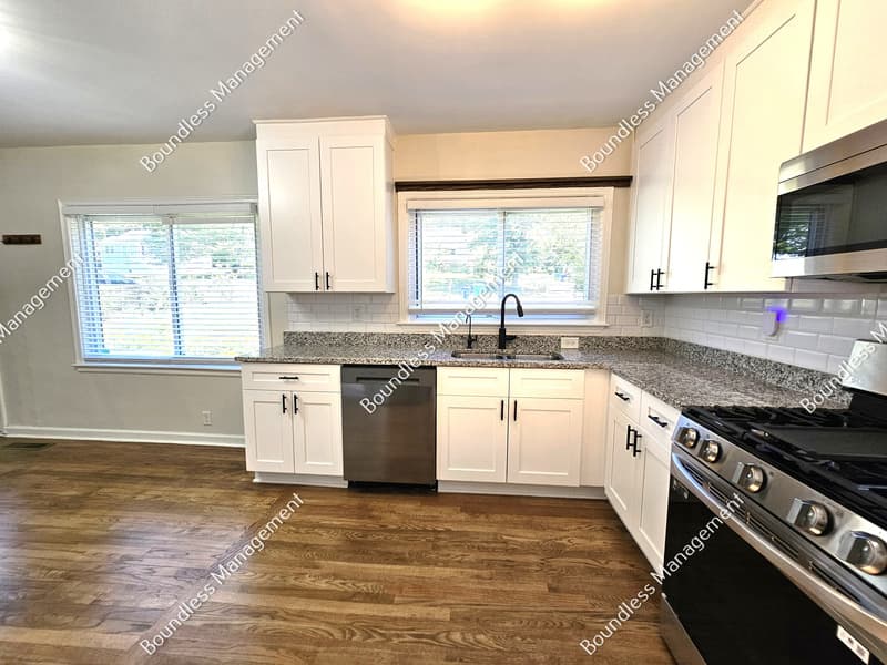 Decatur House: 561 Allendale Dr