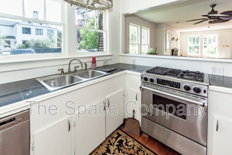 Charleston House: 25 8th Avenue