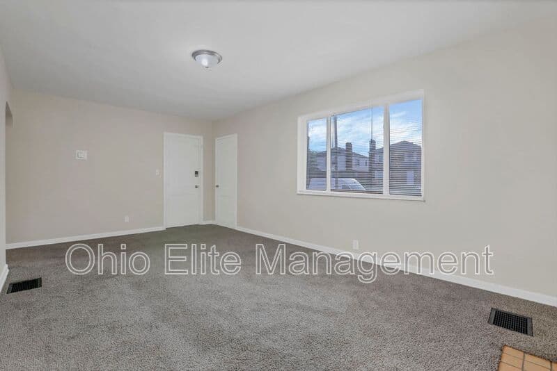 Columbus House: 370 S Chase Ave
