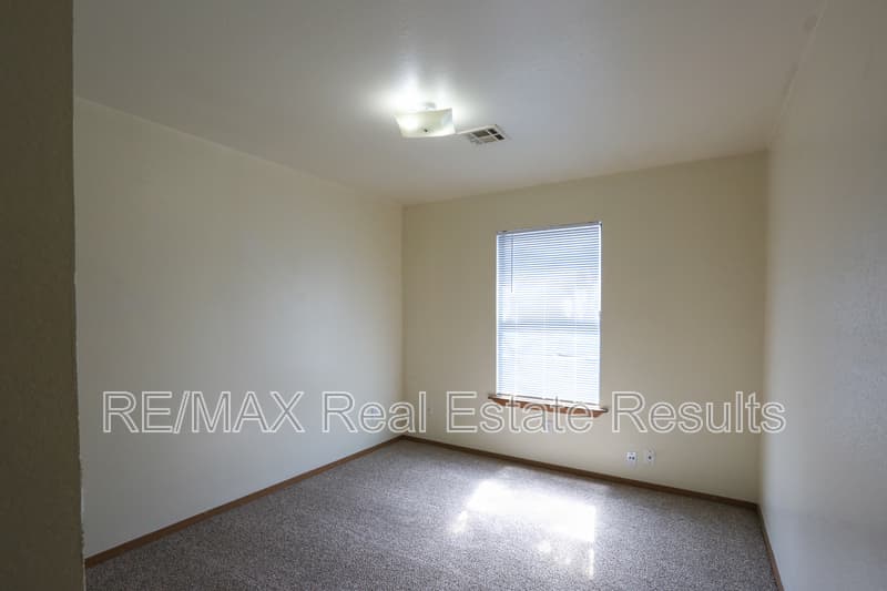 Rogers Condo: 2223 W Roselawn St