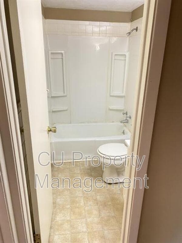 Champaign Condo: 711 W CHURCH St.