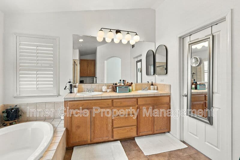 Brentwood House: 374 Olive Street
