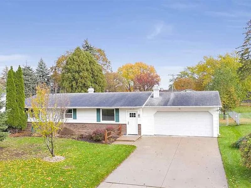Ashwaubenon House: 2217 Barberry Lane