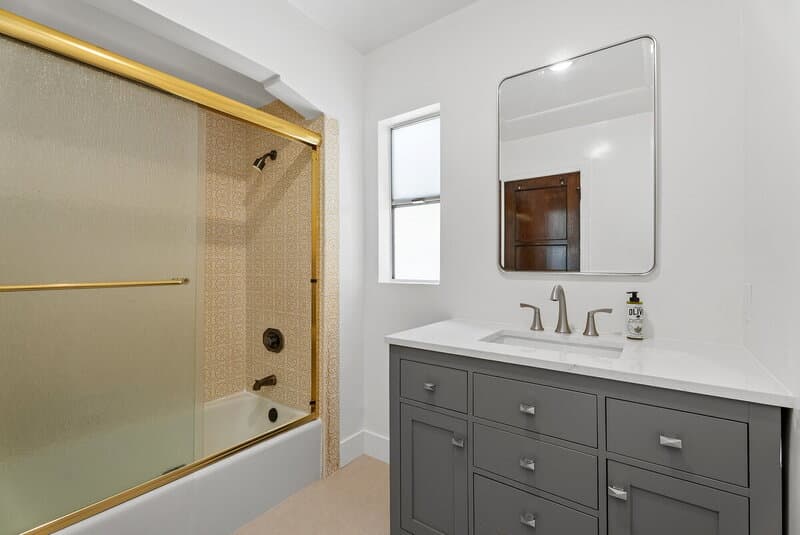 Long Beach House: 76 Roycroft Avenue