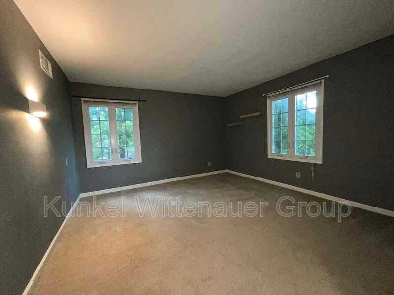 Belleville House: 43 Powder Creek Dr