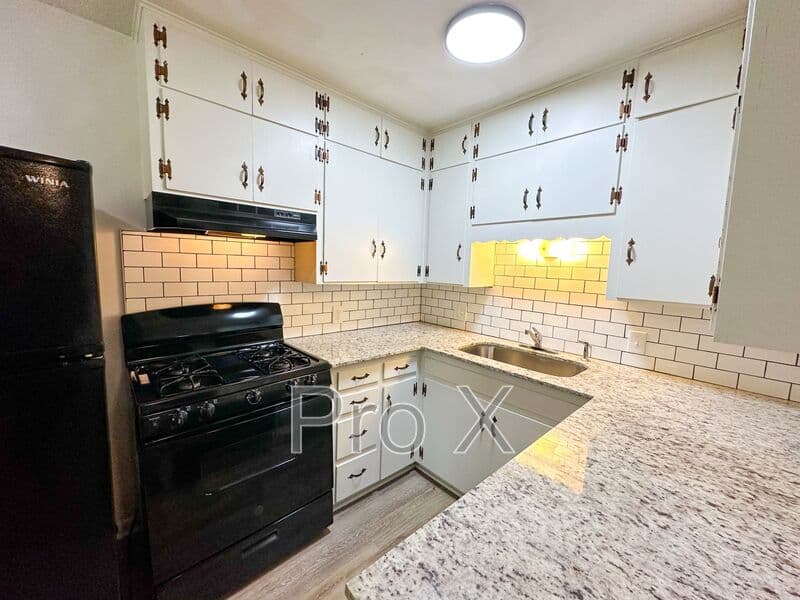 Fayetteville House: 210 S Hill Ave