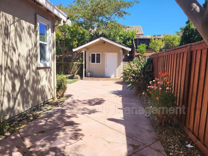 Fairfield House: 3891 Danbury Way