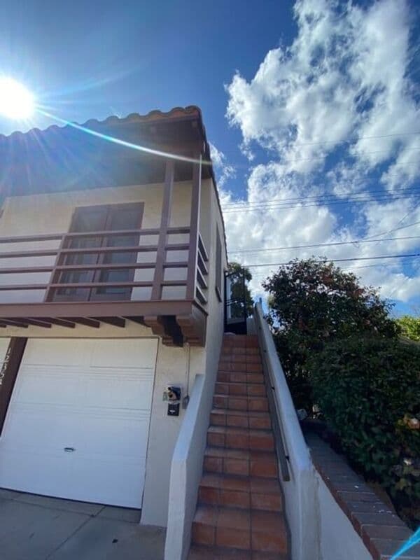 Glendale House: 1235-1237 Virginia Ave