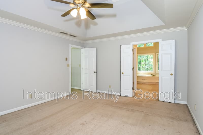 Roswell House: 330 Banyon Brook Pt