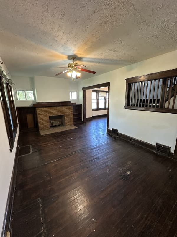Cleveland House: 1071 Lakeview Road