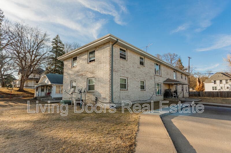 Weeping Water Condo: 402 W Eldora Ave Unit D